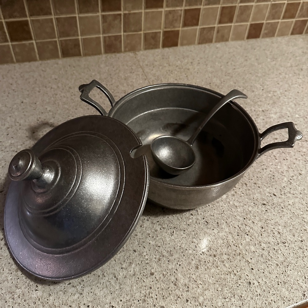Vintage Wilton Armetale tureen/ soup pot with ladel